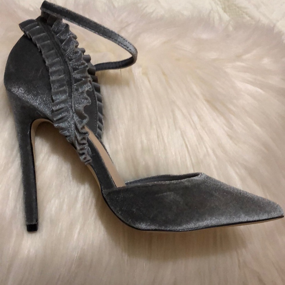 Grey velvet ruffled pumps